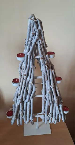 Struttura a forma di albero di Natale con candele
