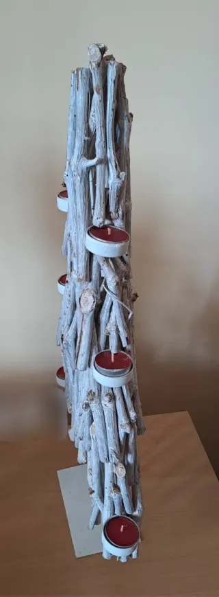 Struttura a forma di albero di Natale con candele