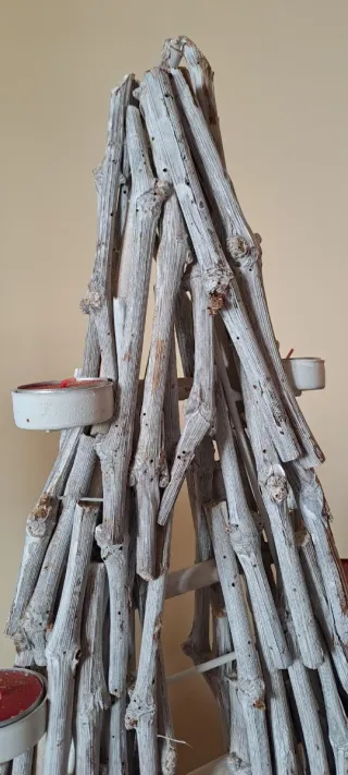 Struttura a forma di albero di Natale con candele