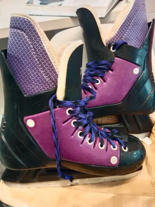 Patines de hockey o patinaje sobre hielo morado