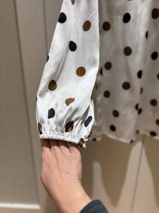 Blusa Sfera lunares blanco talla M