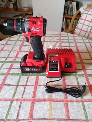 Taladro Percutor Milwaukee + Batería y Cargador