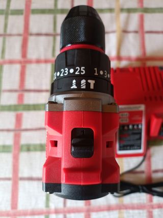 Taladro Percutor Milwaukee + Batería y Cargador