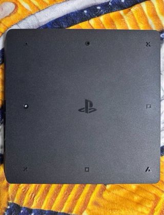 PS4 Edición Limitada Days of Play + 4 Juegos