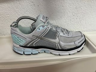 Zapatillas deportivas Nike grises y azules