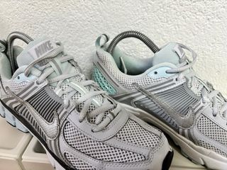 Zapatillas deportivas Nike grises y azules