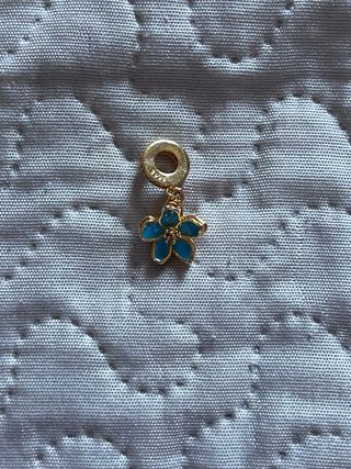 Charm Pandora con Flor Azul Dorada