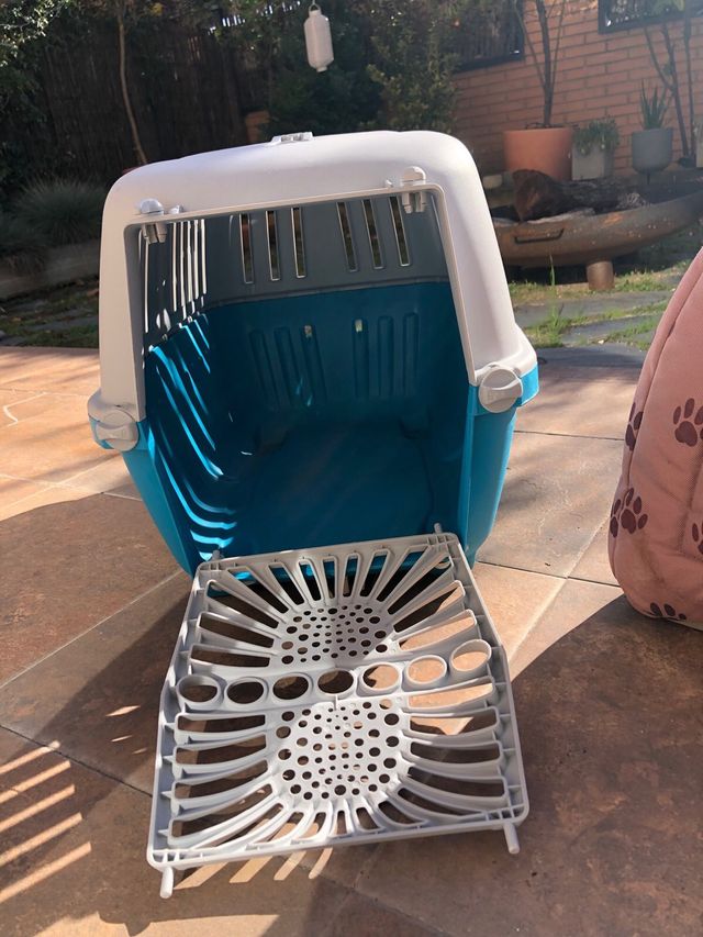 Casetta e trasportino per animali domestici con design imbottito e stampa di impronte