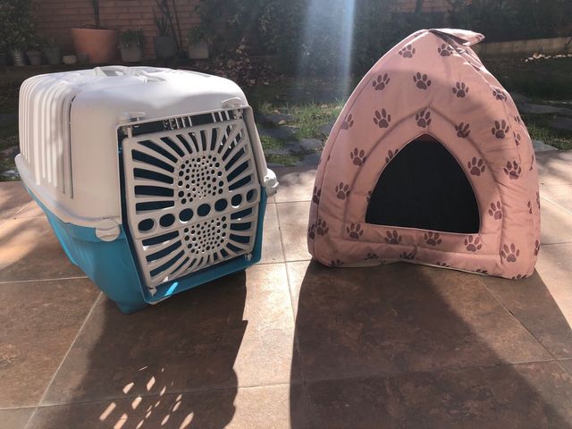 Casetta e trasportino per animali domestici con design imbottito e stampa di impronte