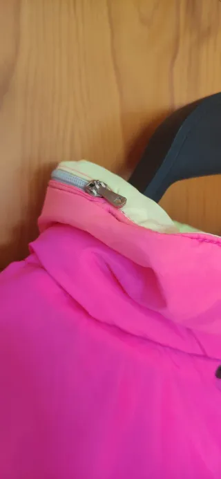 Chaqueta deportiva colorida.