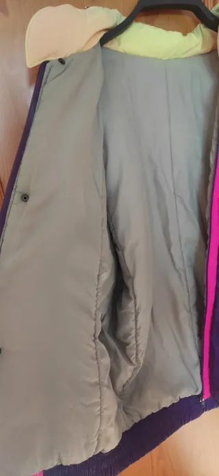 Chaqueta deportiva colorida.