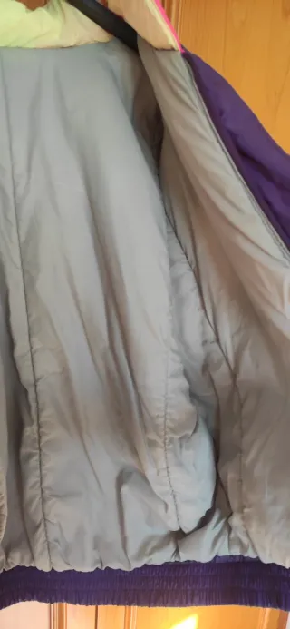 Chaqueta deportiva colorida.