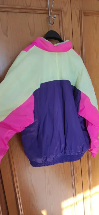 Chaqueta deportiva colorida.