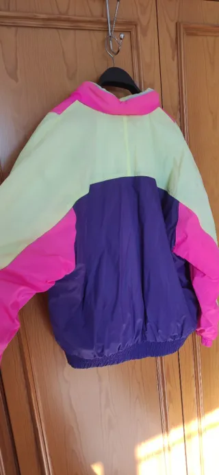 Chaqueta deportiva colorida.