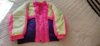 Chaqueta deportiva colorida.