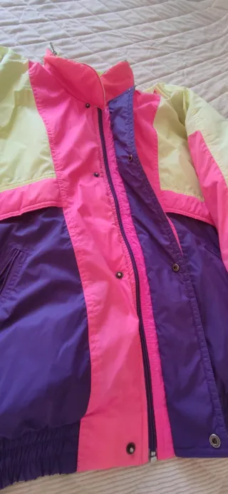 Chaqueta deportiva colorida.