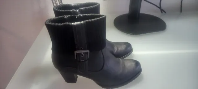 Botas negras con hebilla