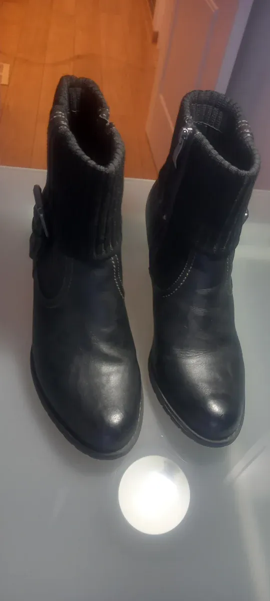 Botas negras con hebilla