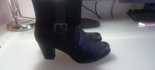 Botas negras con hebilla