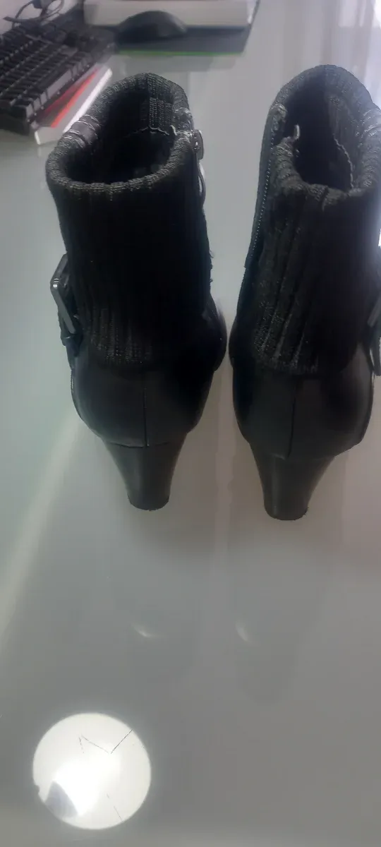 Botas negras con hebilla