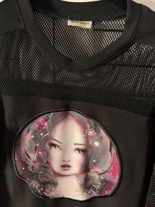 Camiseta Teria Yabar Malla Negra con Estampado