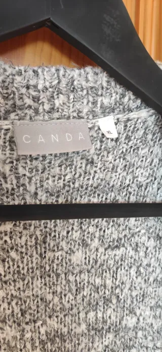 Cárdigan de punto gris y blanco