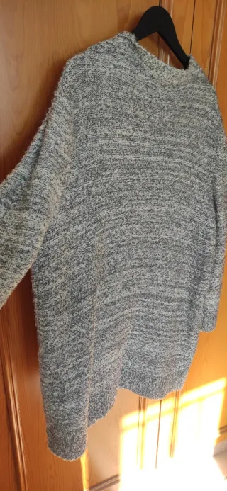 Cárdigan de punto gris y blanco