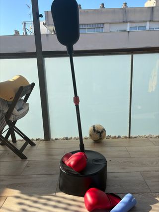 Saco de boxeo con guantes