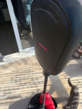 Saco de boxeo con guantes