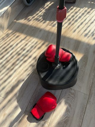 Saco de boxeo con guantes