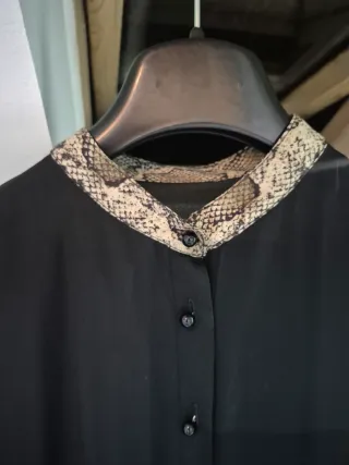 Vestido Zara negro con estampado serpiente
