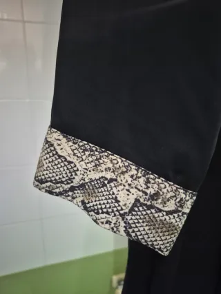 Vestido Zara negro con estampado serpiente