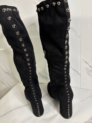 Stivali neri in camoscio con borchie