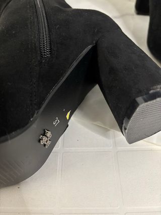 Stivali neri in camoscio con borchie