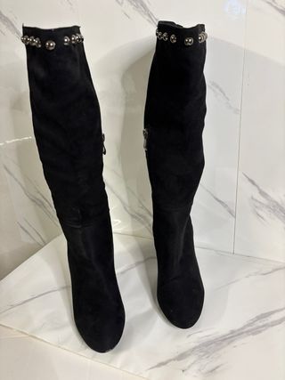 Stivali neri in camoscio con borchie