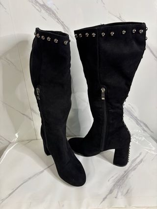 Stivali neri in camoscio con borchie