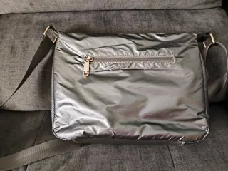 Bolso plateado acolchado