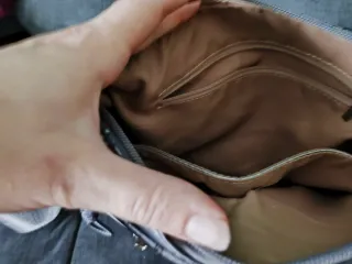 Bolso plateado acolchado