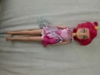 Bambola con capelli rosa e vestito