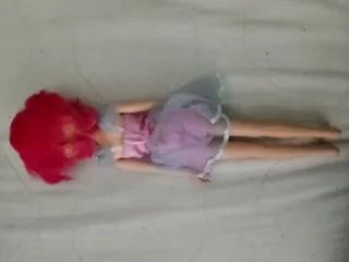 Bambola con capelli rosa e vestito