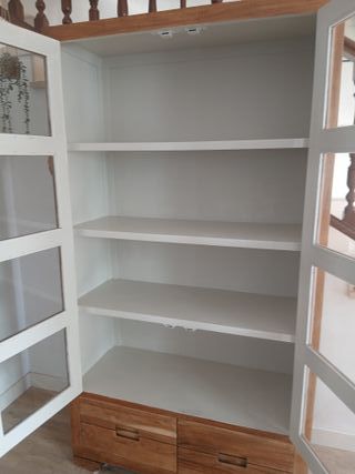 Vitrina de madera y cristal