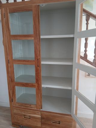 Vitrina de madera y cristal