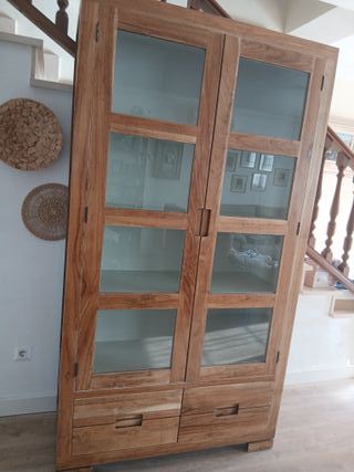 Vitrina de madera y cristal