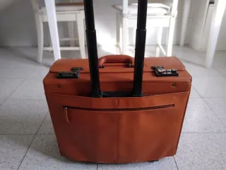 Maletín de piloto en piel, de Salvador Bachiller