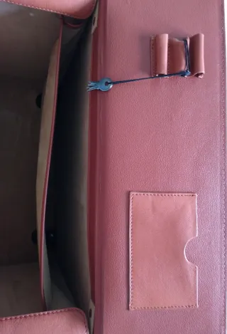 Maletín de piloto en piel, de Salvador Bachiller