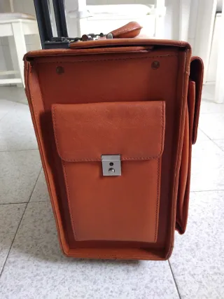 Maletín de piloto en piel, de Salvador Bachiller