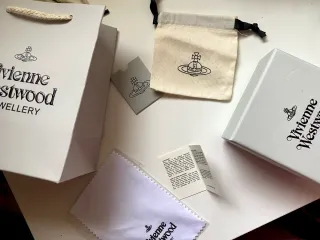 Collar Vivienne Westwood Corazón Rojo Plateado