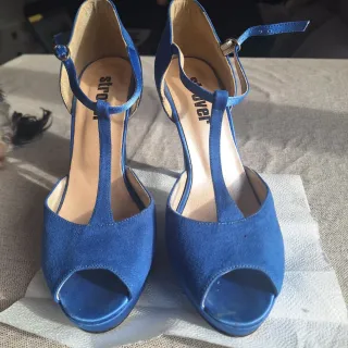 Sandalias azules de tacón