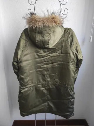 Abrigo Kalare verde con capucha y pelo