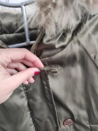 Abrigo Kalare verde con capucha y pelo